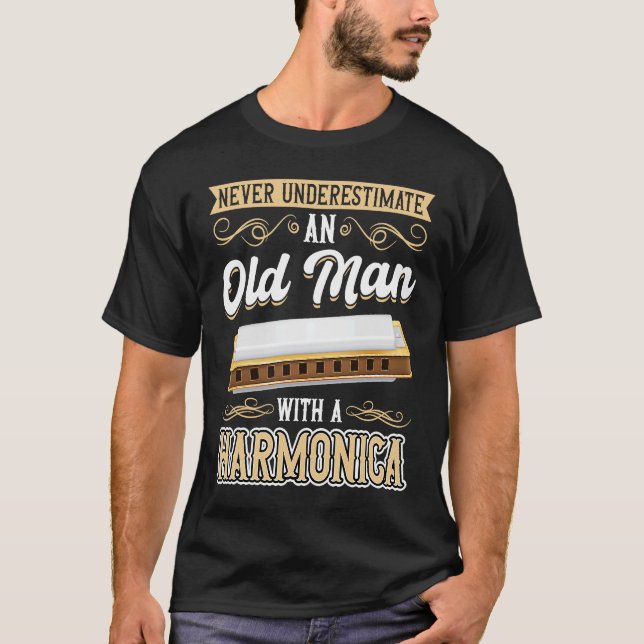 Camiseta Nunca Subestime Um Velho Com Uma Harmonica (Frente)