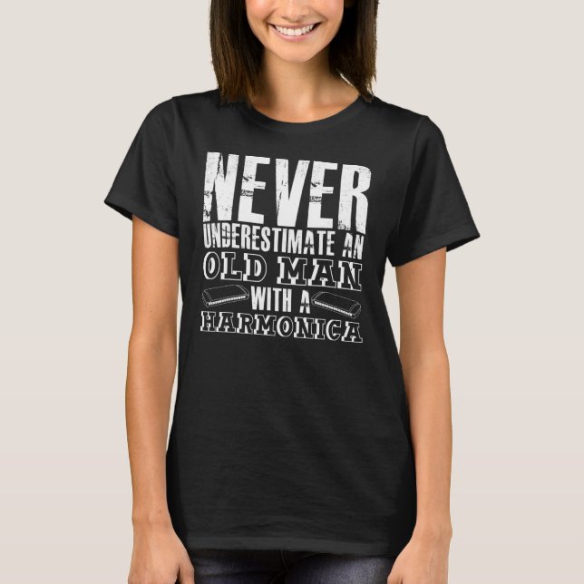 Camiseta Nunca Subestime Um Velho Com Uma Harmonica Para (Frente)