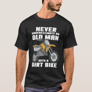 Camiseta Nunca subestime um velho com uma moto de saia