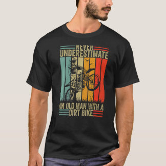 Camiseta Nunca subestime um velho com uma moto de saia B