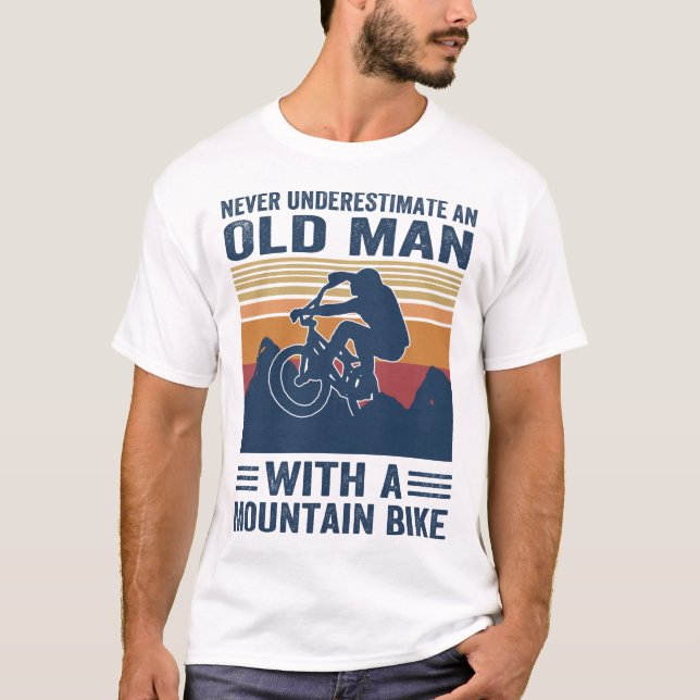 Camiseta nunca subestime um velho com uma mountain bik (Frente)