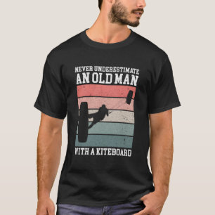 Camiseta Nunca Subestime um Velho Com uma Prancha de Kite