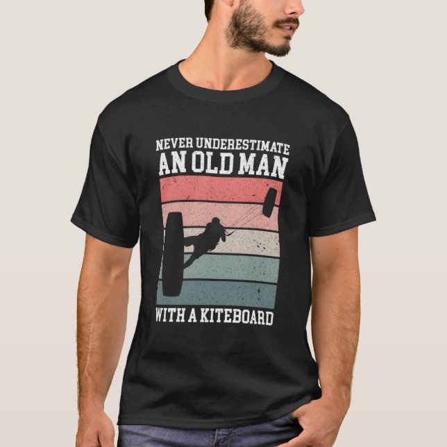 Camiseta Nunca Subestime um Velho Com uma Prancha de Kite (Frente)
