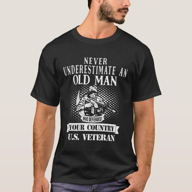 Camiseta Nunca Subestime Um Velho Engraçado Para Nós Vetera (Frente)