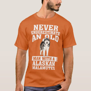 Camiseta Nunca subestime um Velho Homem com o Alaskan Malam