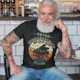 Camiseta Nunca subestime um Velho Homem - Piano