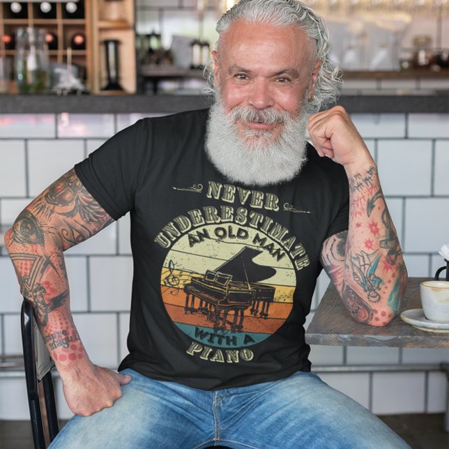 Camiseta Nunca subestime um Velho Homem - Piano (Criador carregado)
