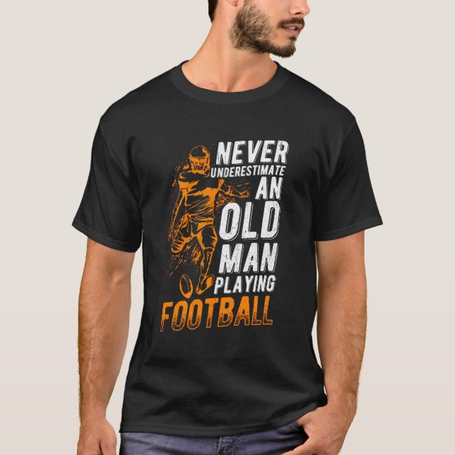 Camiseta Nunca Subestime Um Velho Jogando Futebol (Frente)