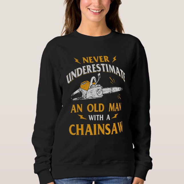 Camiseta Nunca Subestime Um Velho Lumberjack Chainsaw (Frente)