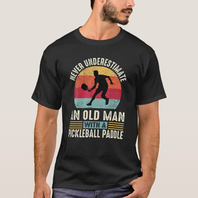 Camiseta Nunca Subestime Um Velho Pickleball Engraçado (Frente)