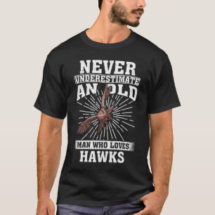 Camiseta Nunca Subestime Um Velho Que Adora Falcões