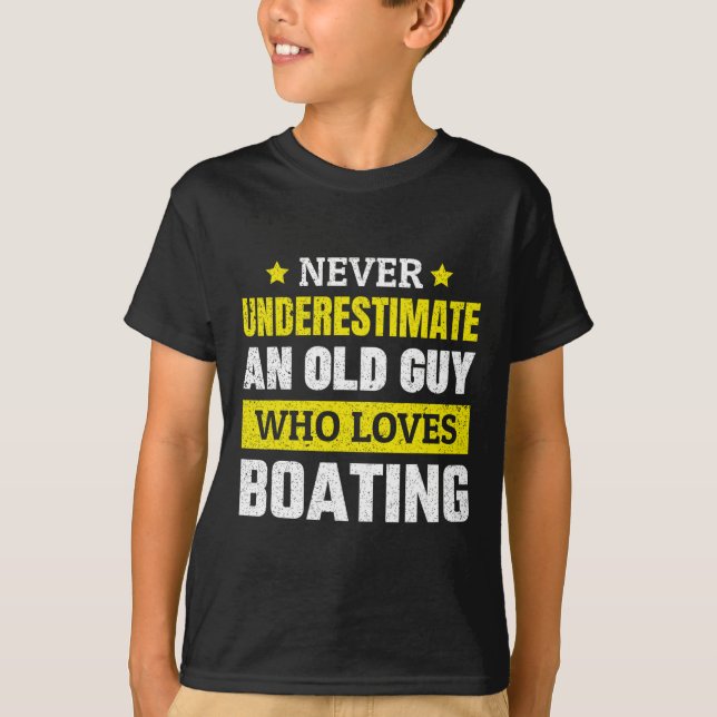 Camiseta Nunca Subestime Um Velho Que Ama Barcos F (Frente)