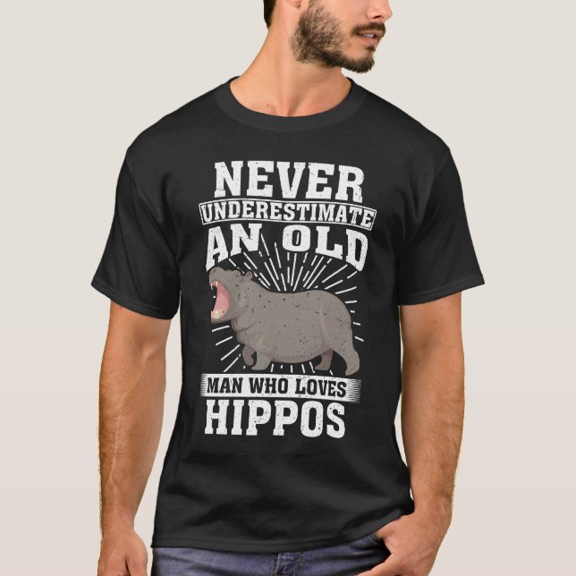 Camiseta Nunca Subestime Um Velho Que Ame Hippos (Frente)