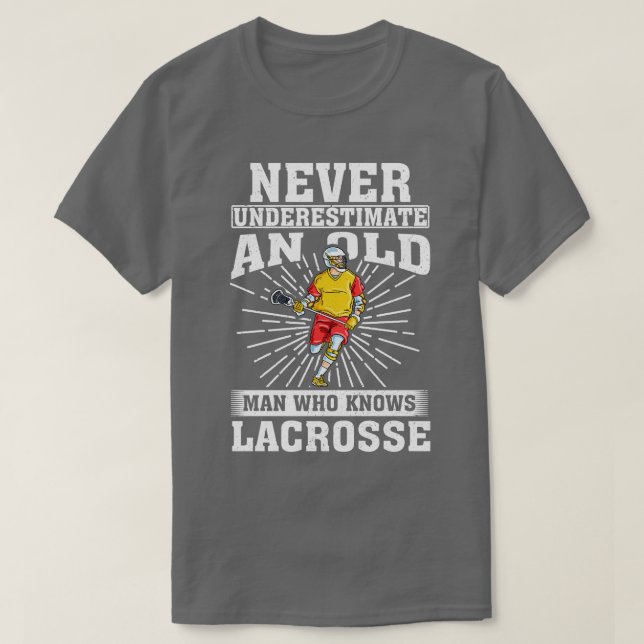 Camiseta Nunca subestime um Velho que conheça lacrosse (Frente do Design)