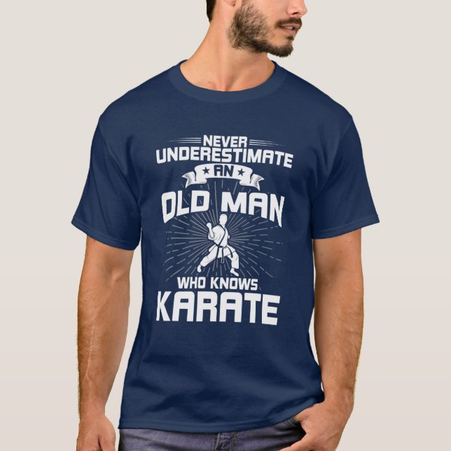 Camiseta Nunca Subestime Um Velho Que Conhece Karate (Frente)
