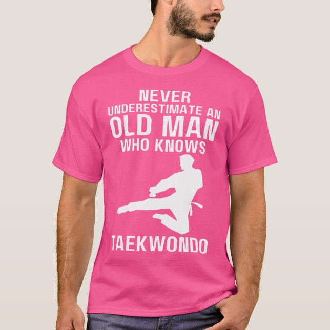 Camiseta Nunca Subestime Um Velho Que Conhece Taekwondo (Frente)
