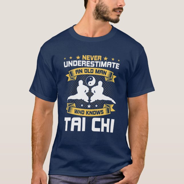 Camiseta Nunca Subestime Um Velho Que Conhece Tai Chi (Frente)