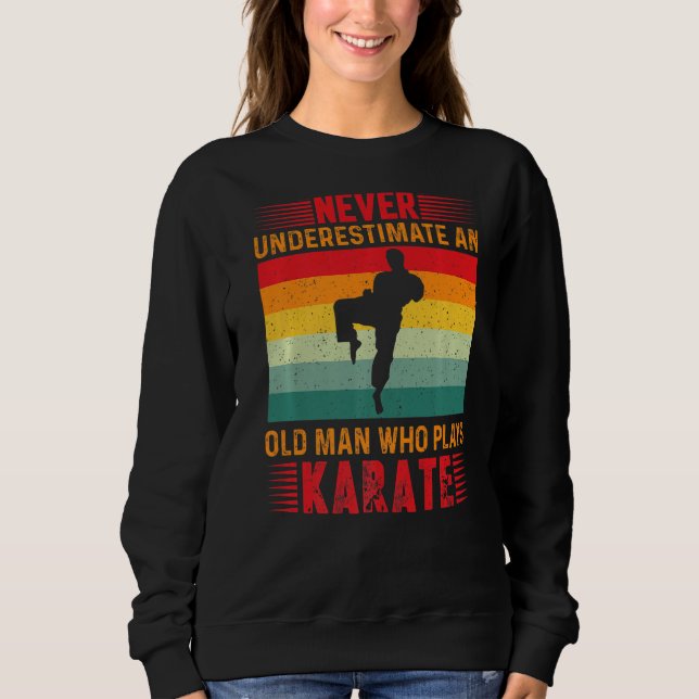 Camiseta Nunca Subestime Um Velho Que Joga Karate Pl (Frente)