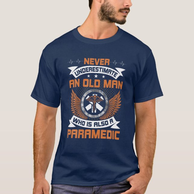 Camiseta Nunca Subestime Um Velho Que Também Seja Um Param (Frente)