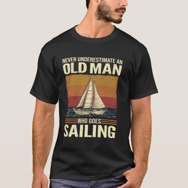 Camiseta Nunca Subestime Um Velho Que Veleja (Frente)
