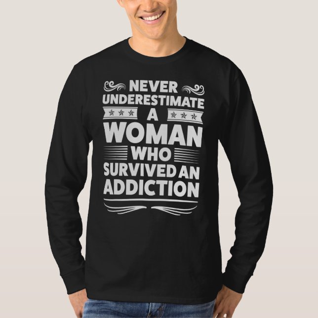 Camiseta Nunca Subestime Um Vício De Mulher Saboreando Sobe (Frente)