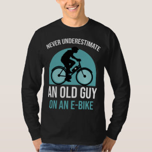 Camiseta Nunca subestime uma cara antiga em uma bicicleta E