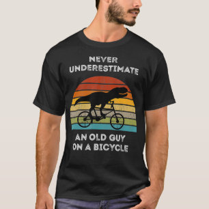 Camiseta Nunca subestime uma Cara antiga em uma bicicleta e