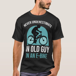 Camiseta Nunca subestime uma cara antiga em uma bicicleta E