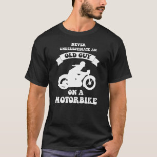 Camiseta nunca subestime uma cara idosa em um T do