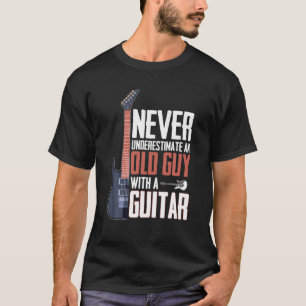Camiseta Nunca Subestime Uma Cara Velha Com Um Violão