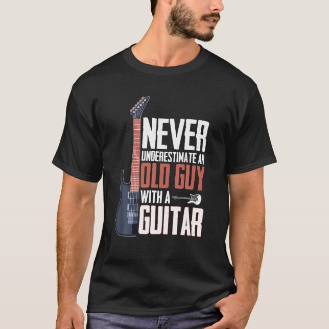Camiseta Nunca Subestime Uma Cara Velha Com Um Violão (Frente)