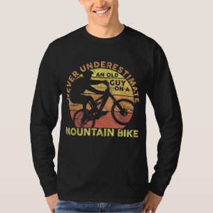 Camiseta Nunca Subestime Uma Cara Velha Numa Bicicleta De M