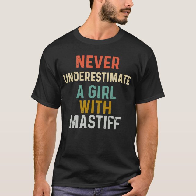 Camiseta Nunca subestime uma garota com um cachorro de Mast (Frente)