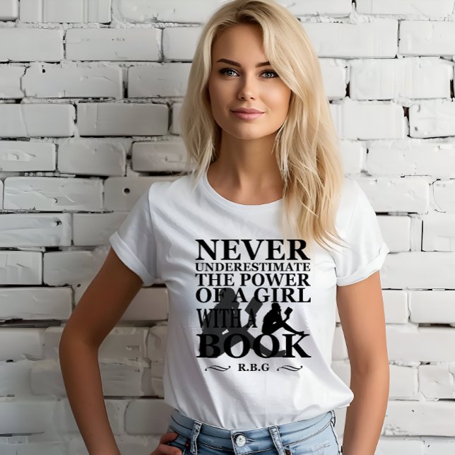 Camiseta Nunca subestime uma garota com um livro (Criador carregado)