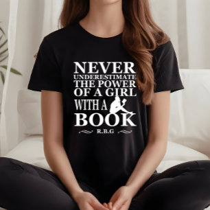 Camiseta Nunca subestime uma garota com um livro