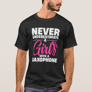 Camiseta Nunca Subestime Uma Garota Com Um Saxofone