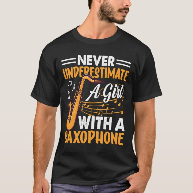 Camiseta Nunca subestime uma garota com um saxofone saxofon (Frente)