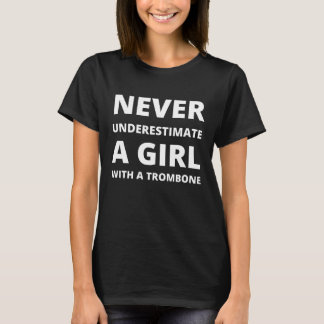 Camiseta Nunca subestime uma garota com um trombone