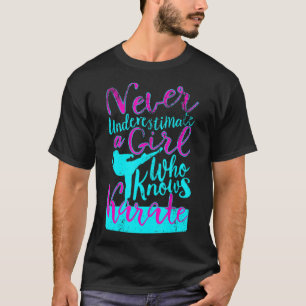 Camiseta Nunca subestime uma garota que conhece a citação