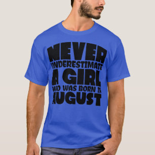 Camiseta Nunca subestime uma garota que era nascer em agost