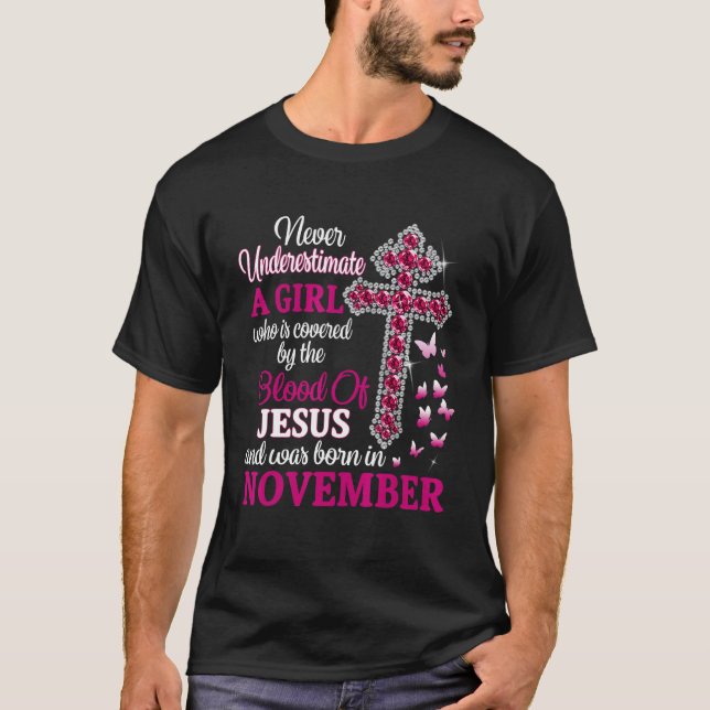 Camiseta Nunca subestime uma garota que está coberta pelo b (Frente)