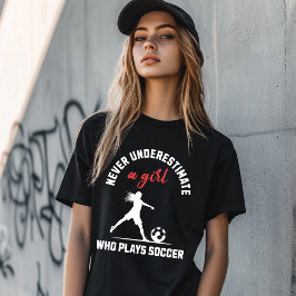 Camiseta Nunca subestime uma garota que joga futebol