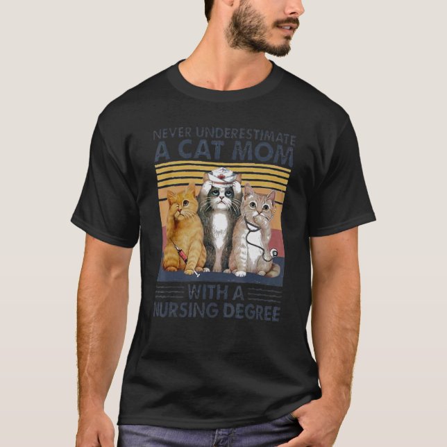 Camiseta Nunca Subestime Uma Mãe de Gato Com Um Diploma de  (Frente)