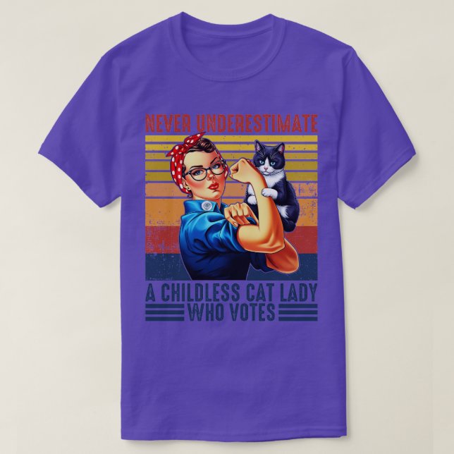 Camiseta Nunca subestime uma moça de gato infantil que vota (Frente do Design)