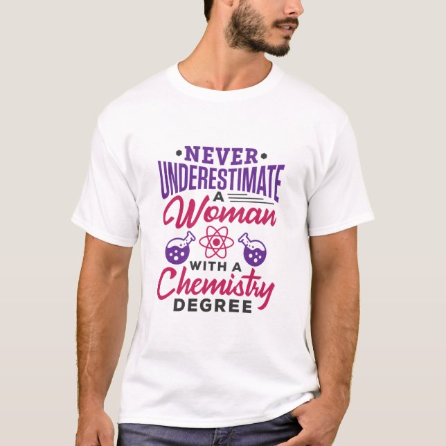 Camiseta Nunca subestime uma mulher com grau de química (Frente)