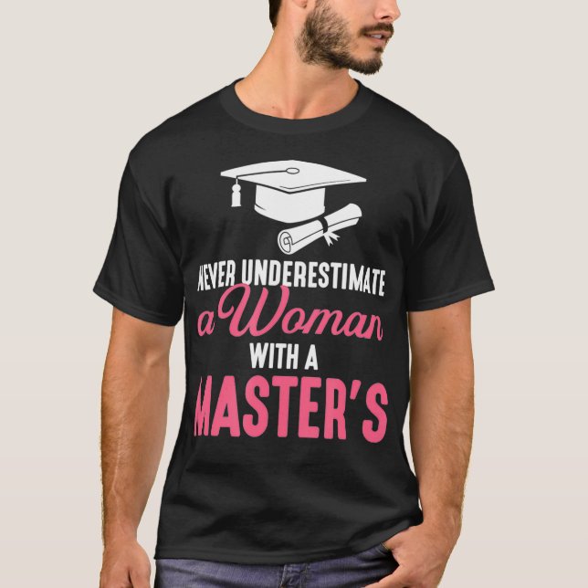 Camiseta nunca subestime uma mulher com mestrado (Frente)
