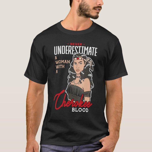 Camiseta Nunca Subestime Uma Mulher Com Sangue Cherokee (Frente)