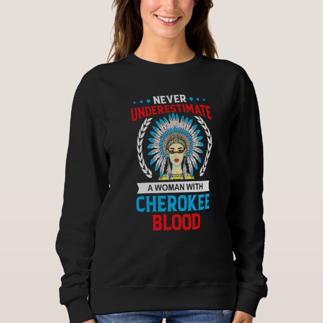 Camiseta Nunca Subestime Uma Mulher Com Sangue Cherokee (Frente)