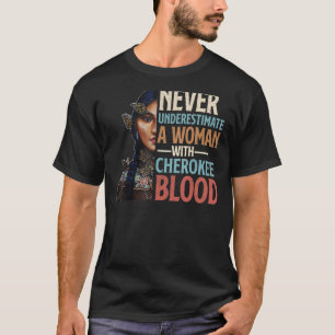 Camiseta Nunca Subestime Uma Mulher Com Sangue Cherokee Pr