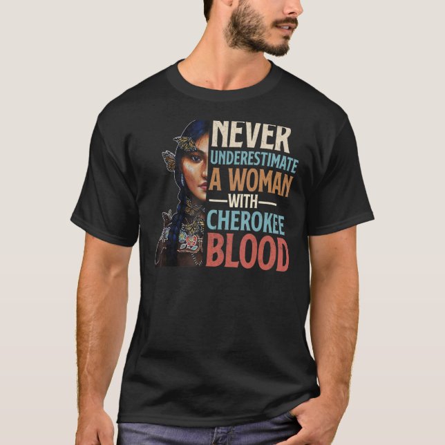 Camiseta Nunca Subestime Uma Mulher Com Sangue Cherokee Pr (Frente)
